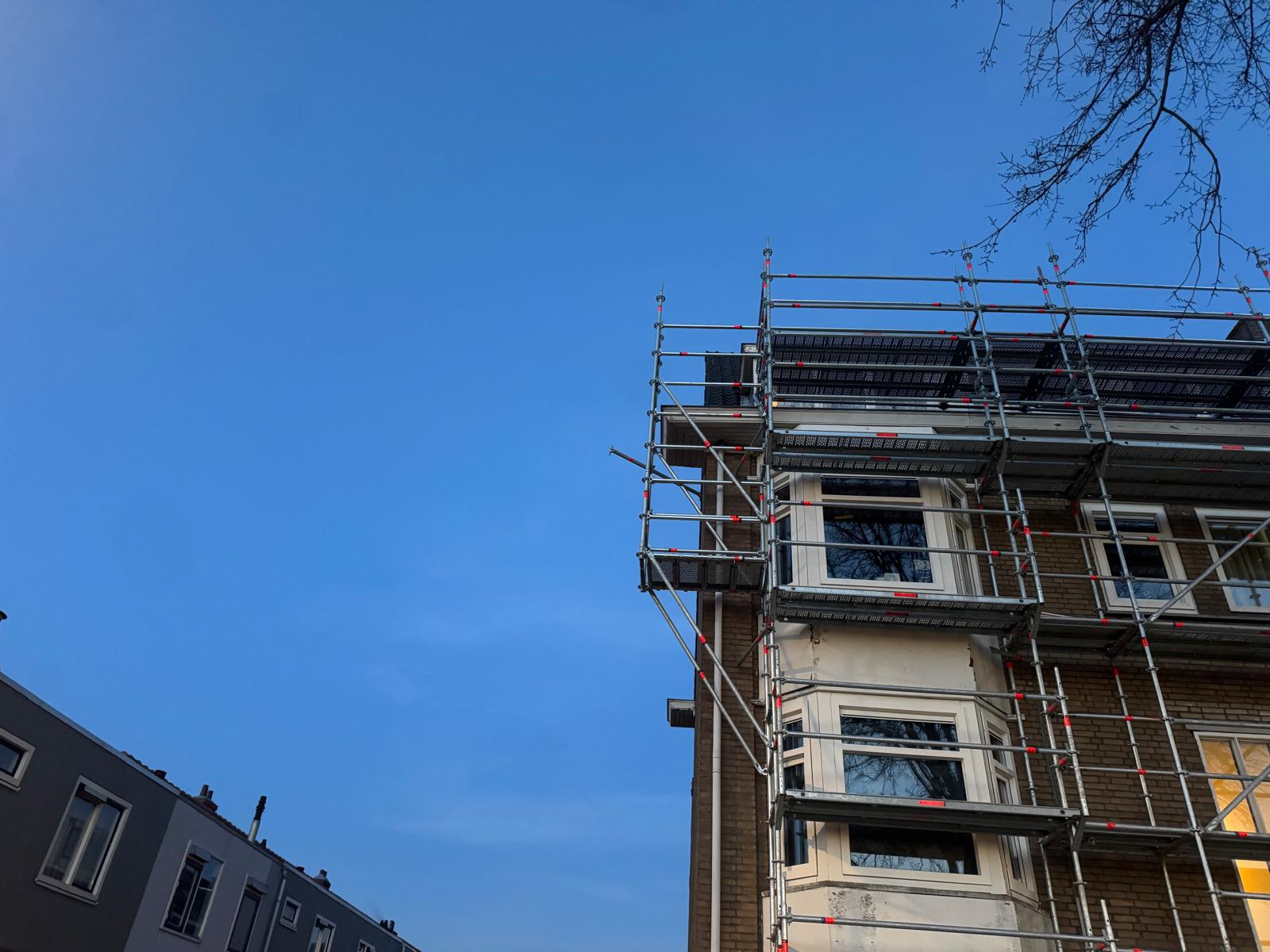 Gevelsteiger van Steigerbouw Eindhoven aan een pand in het centrum